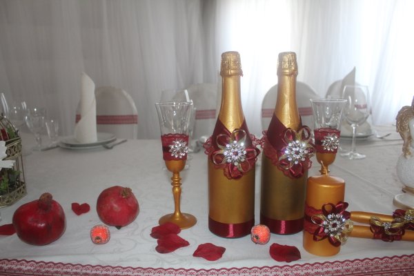 Бокал гранатового вина