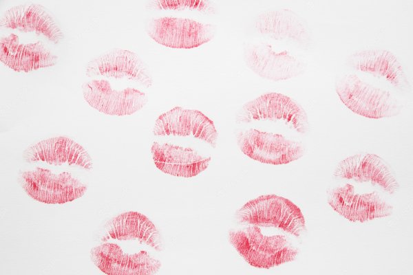Отпечатки помады на листе