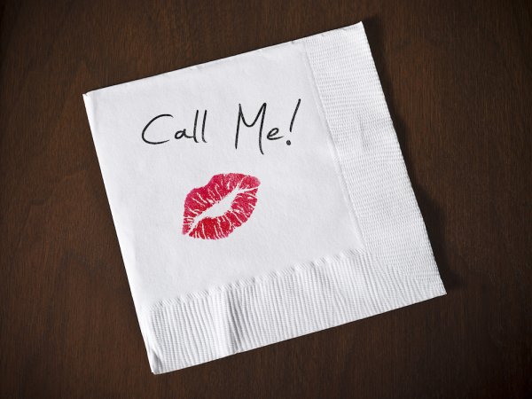 Отпечаток помады на салфетке