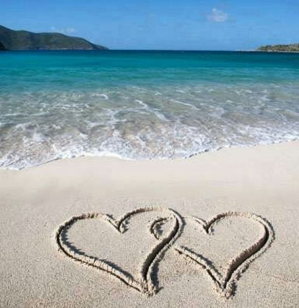 Сердечко на песке у моря