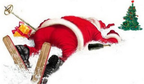 Пьяный дед Мороз в сугробе