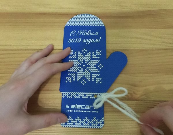 Открытка варежки