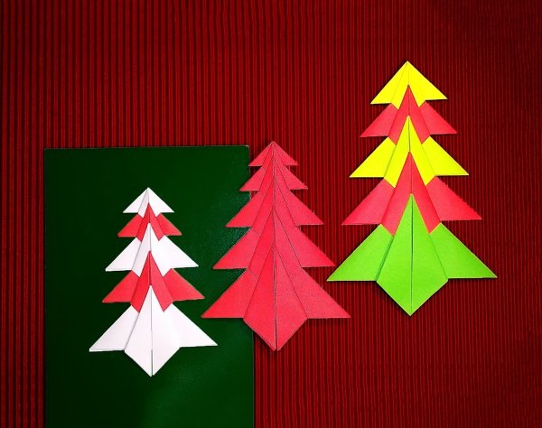 Ель из цветной бумаги