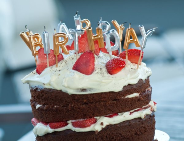 Стильная открытка с тортом