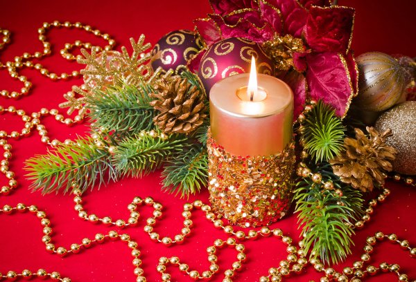 Свечи новогодние с елочными игрушками