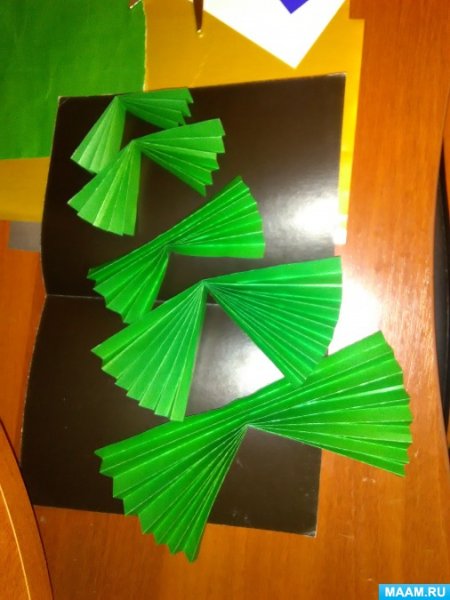 Объемная елка на бумаге