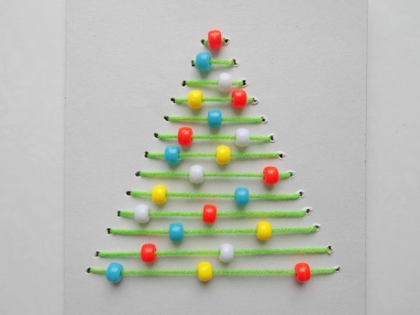 Новогодняя открытка с елкой из ниток