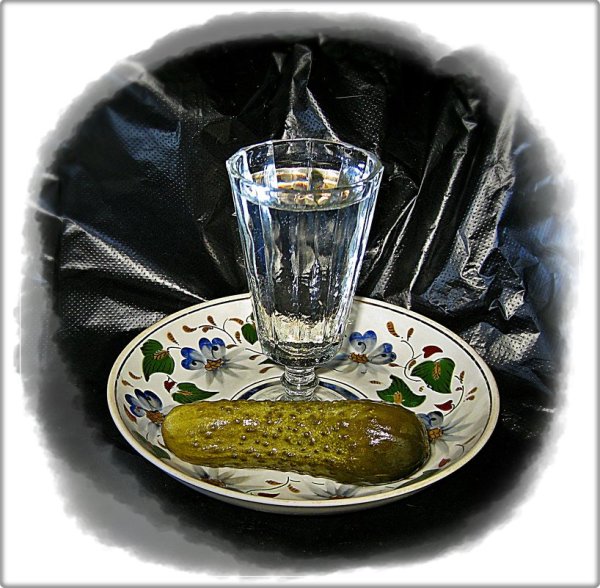 Стакан водки с огурцом