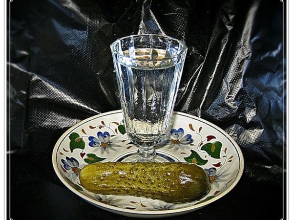 Стакан водки с огурцом