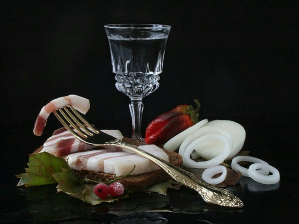 Рюмка водки и закуска