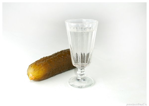 Бутылка и стопка