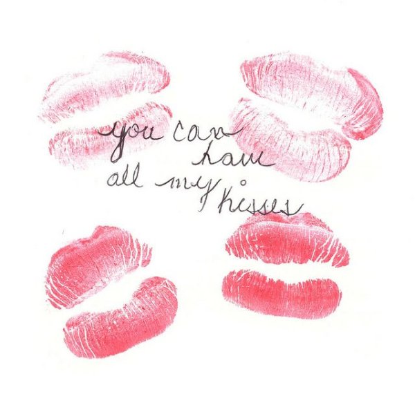 Рисунок поцелуев на бумажке