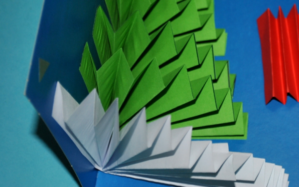 Елка из цветной бумаги для открытки