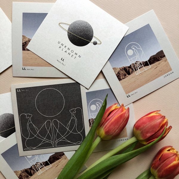 Мокап квадратной открытки