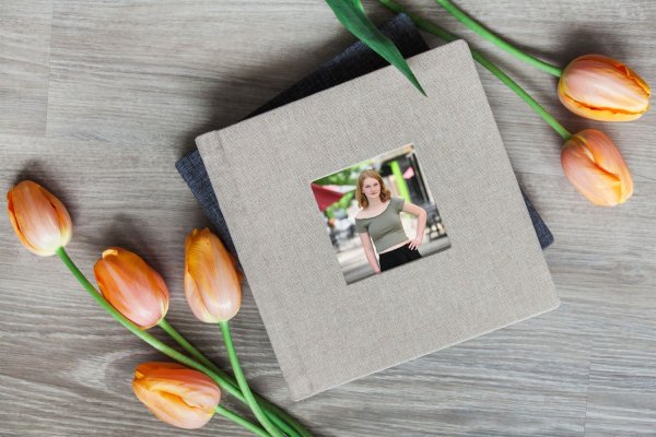 Мокап открытка на песке