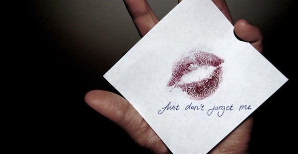 Отпечатки помады на листе