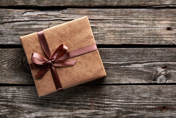 Фон дерево с подарками