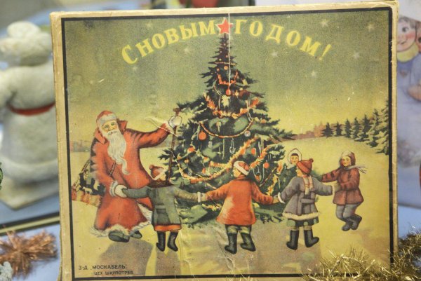 Новогодние открытки военных лет