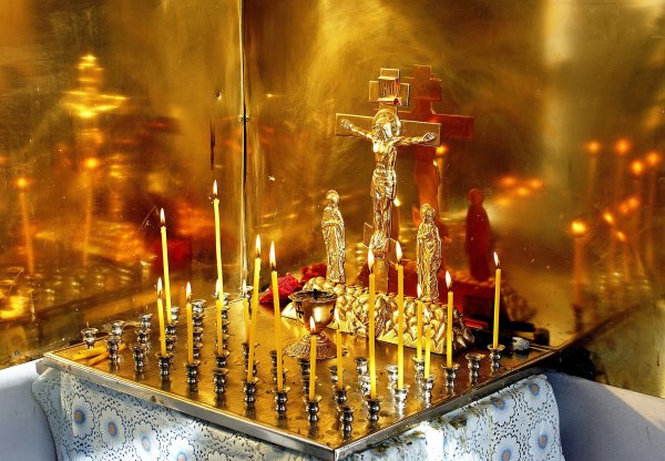 Поминальная свеча в храме