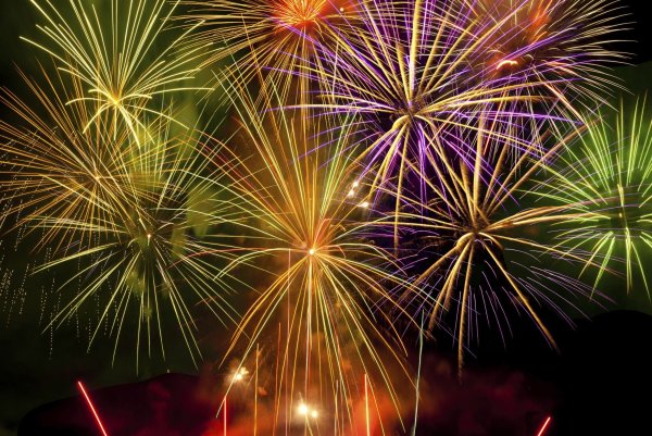 Поздравляем салют