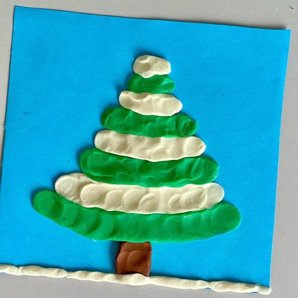 Елка из пластилина на картоне