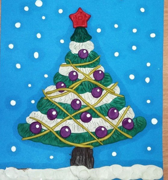 Новогодняя елка из пластилина на картоне