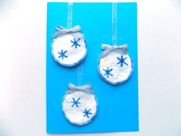 Елочная игрушка из ватных дисков