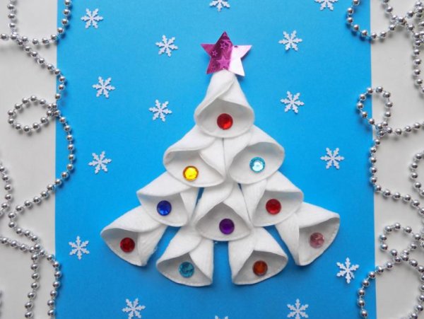 Елка из ватных дисков