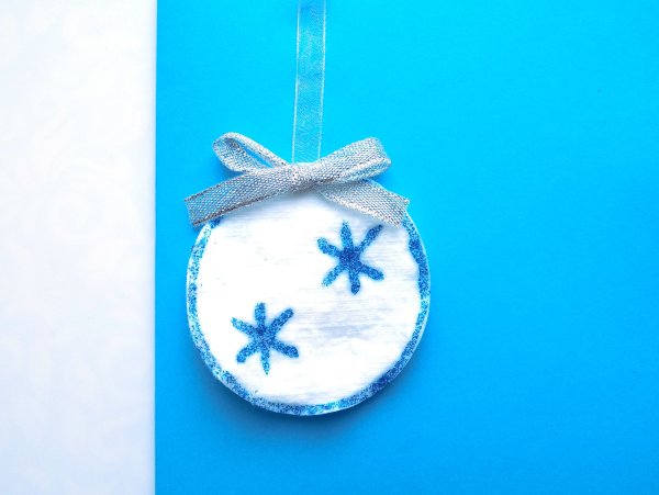 Новогодний шар из ватных дисков