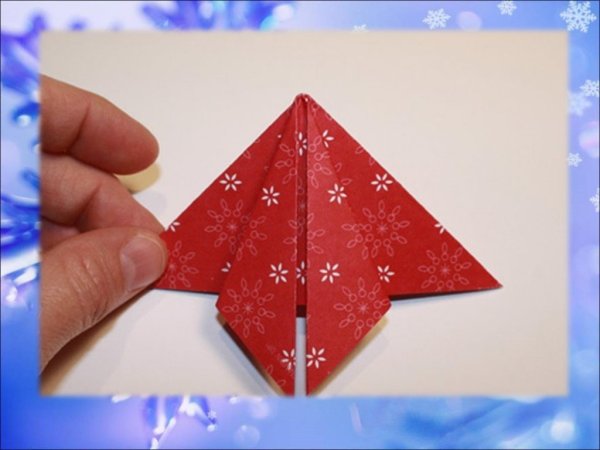 Елка из бумажных квадратов