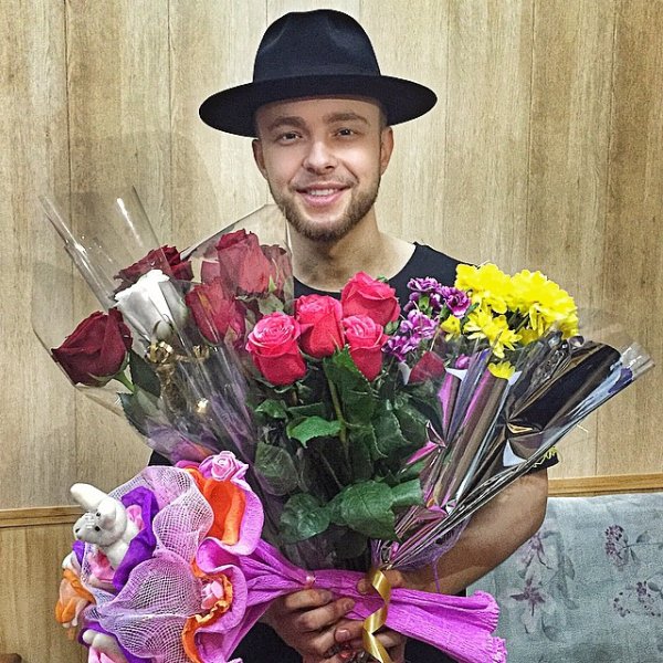 Егор Крид с цветами