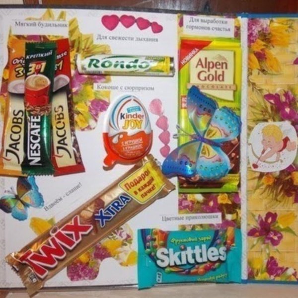 Подарок на бумаге со сладостями