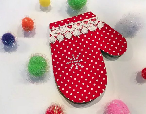 Новогодняя открытка варежки
