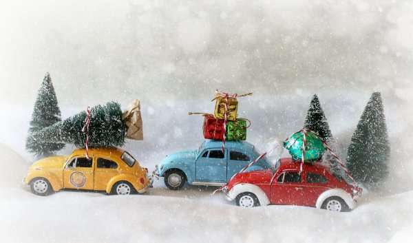 Машинка с елкой на крыше