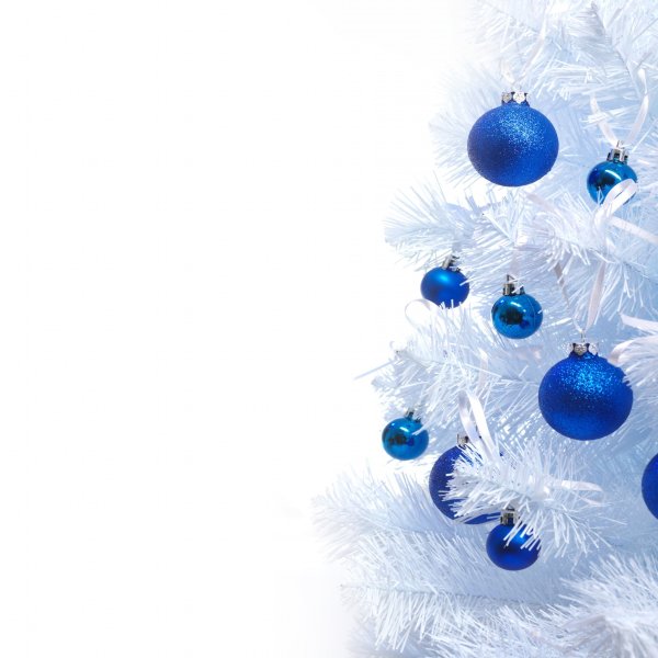 Белая елка с синими шарами