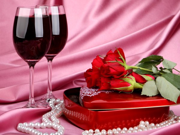 Бокал вина, конфеты, цветы