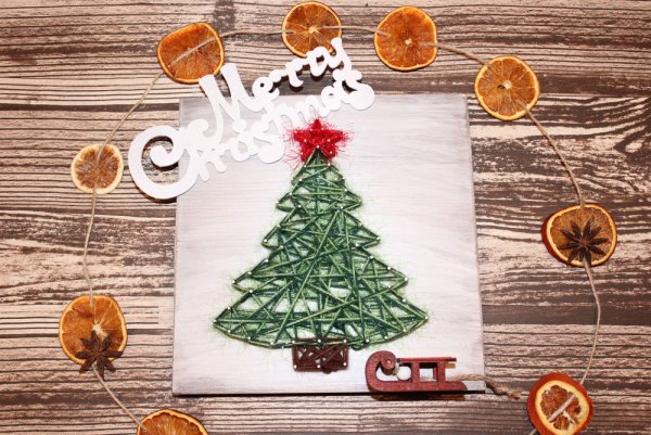 Новогоднее панно из гвоздей и ниток