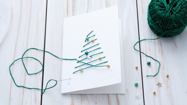 Елка из шерстяных ниток на картоне