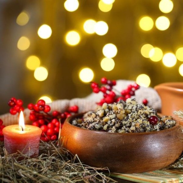 Столе на Рождество с сеном