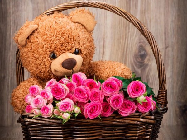 Красивый Медвежонок с цветами