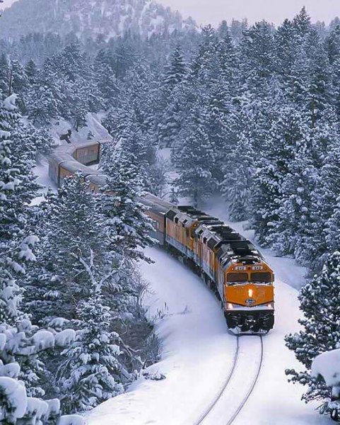 Поезд в пути зимой