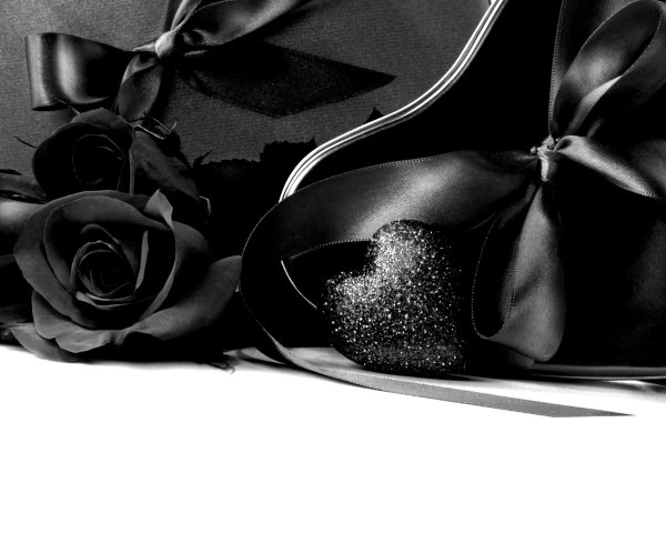 С 8 марта в черном цвете