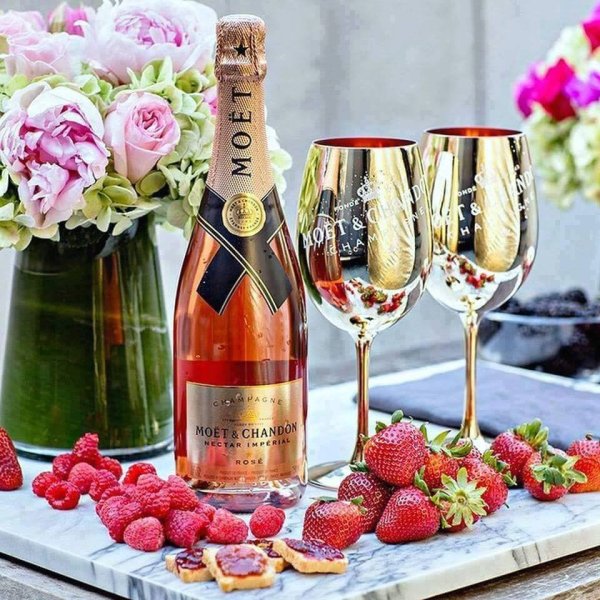 Цветы и шампанское фото