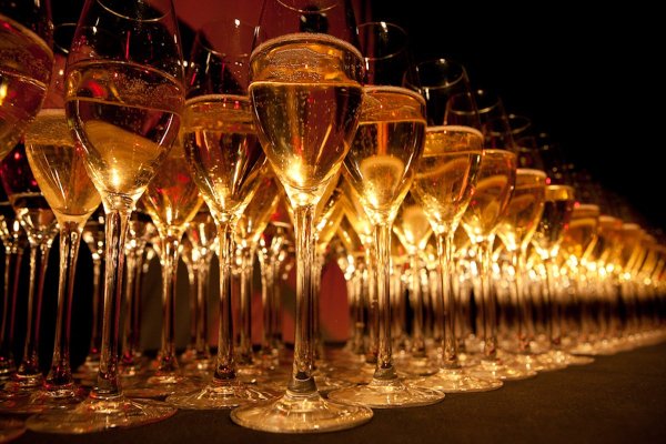 С днём рождения бокалы шампанского