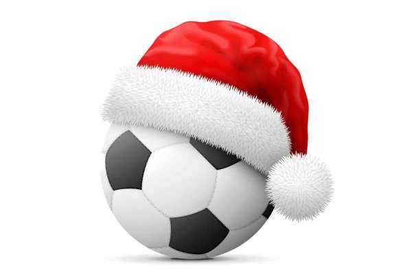 Футбольный мяч в новогодней шапке