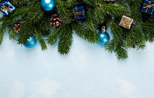 Еловая ветка с игрушками