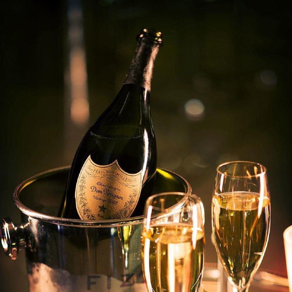 С днём рождения бокалы с шампанским