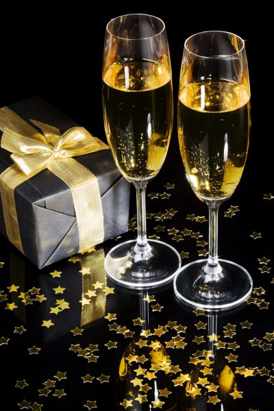 Чокаются бокалами