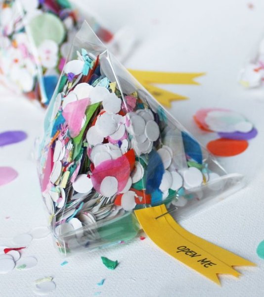 Взрыв хлопушки конфетти