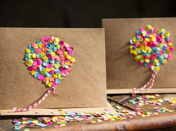 Коробка с конфетти на белом фоне